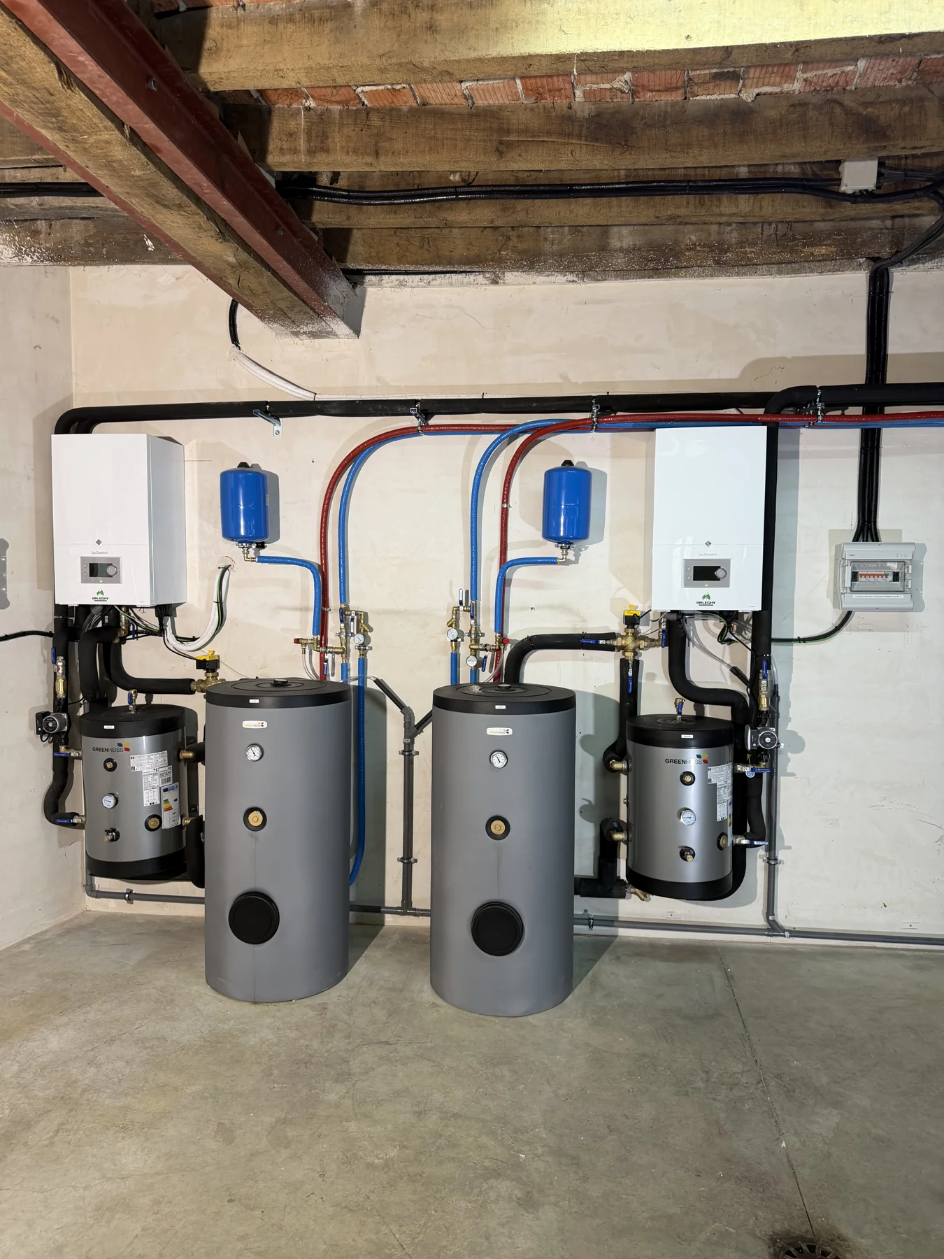 Nueva sala técnica con los dos sistemas de aerotermia De Dietrich en Urdiain