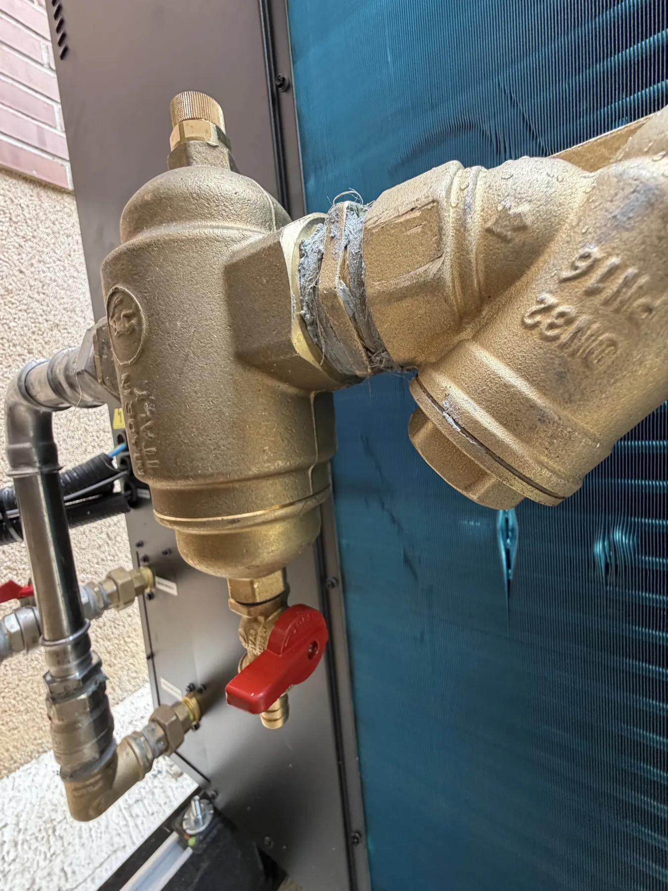 Detalle de las conexiones hidráulicas junto a la unidad exterior