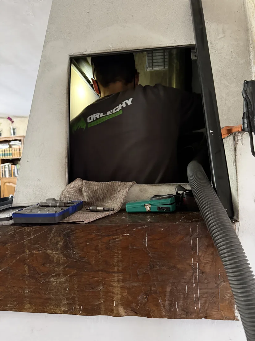 Un técnico de Orleghy realizando el mantenimiento de una instalación