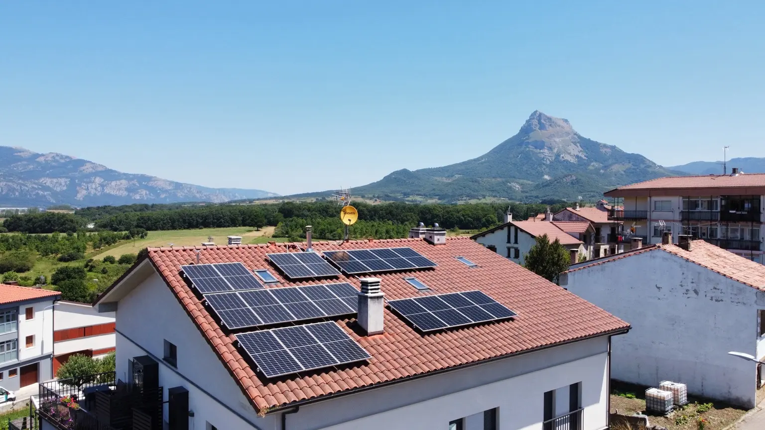 Instalación fotovoltaica realizada por Orleghy con la sierra al fondo