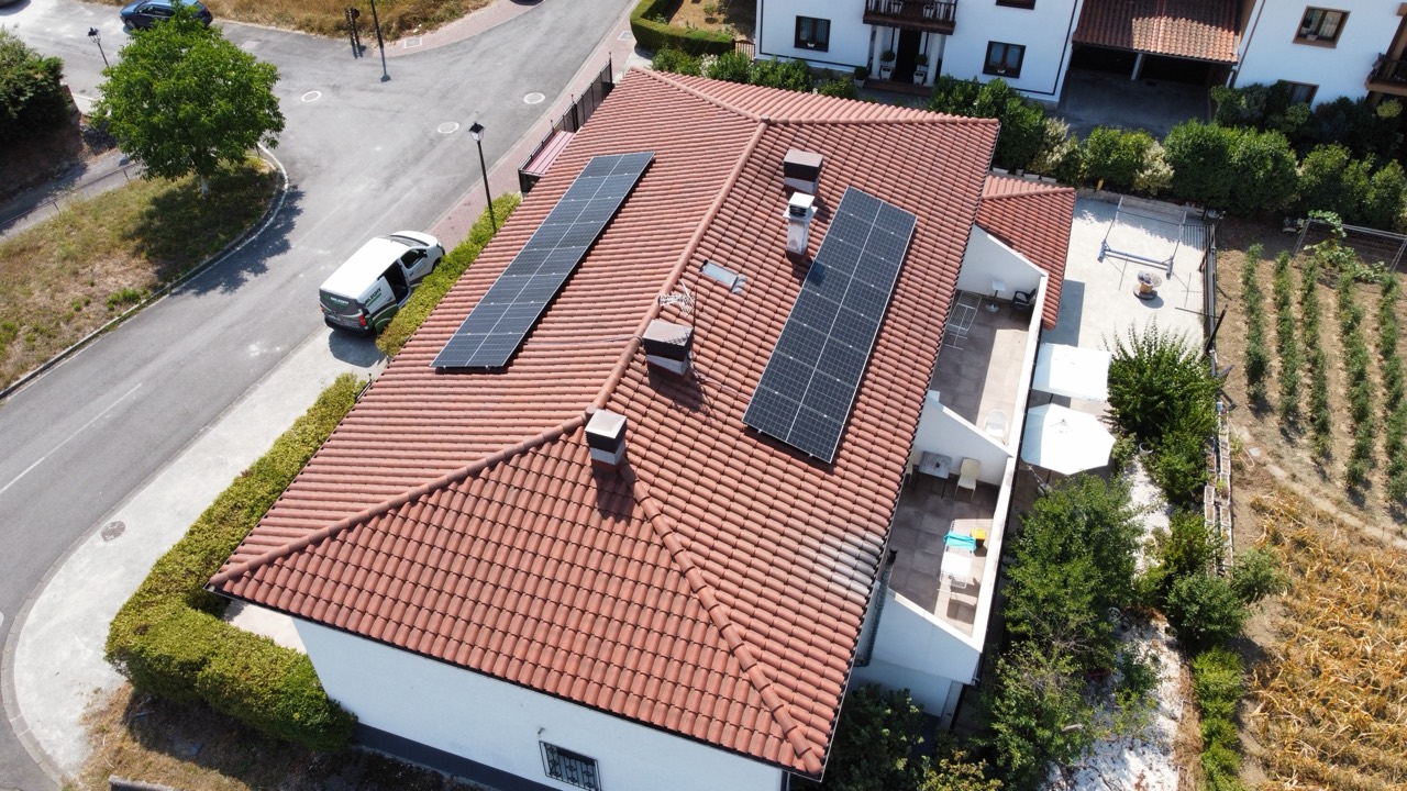 Instalación fotovoltaica en las dos vertientes de Herri Ondo apartamentuak, Iturmendi
