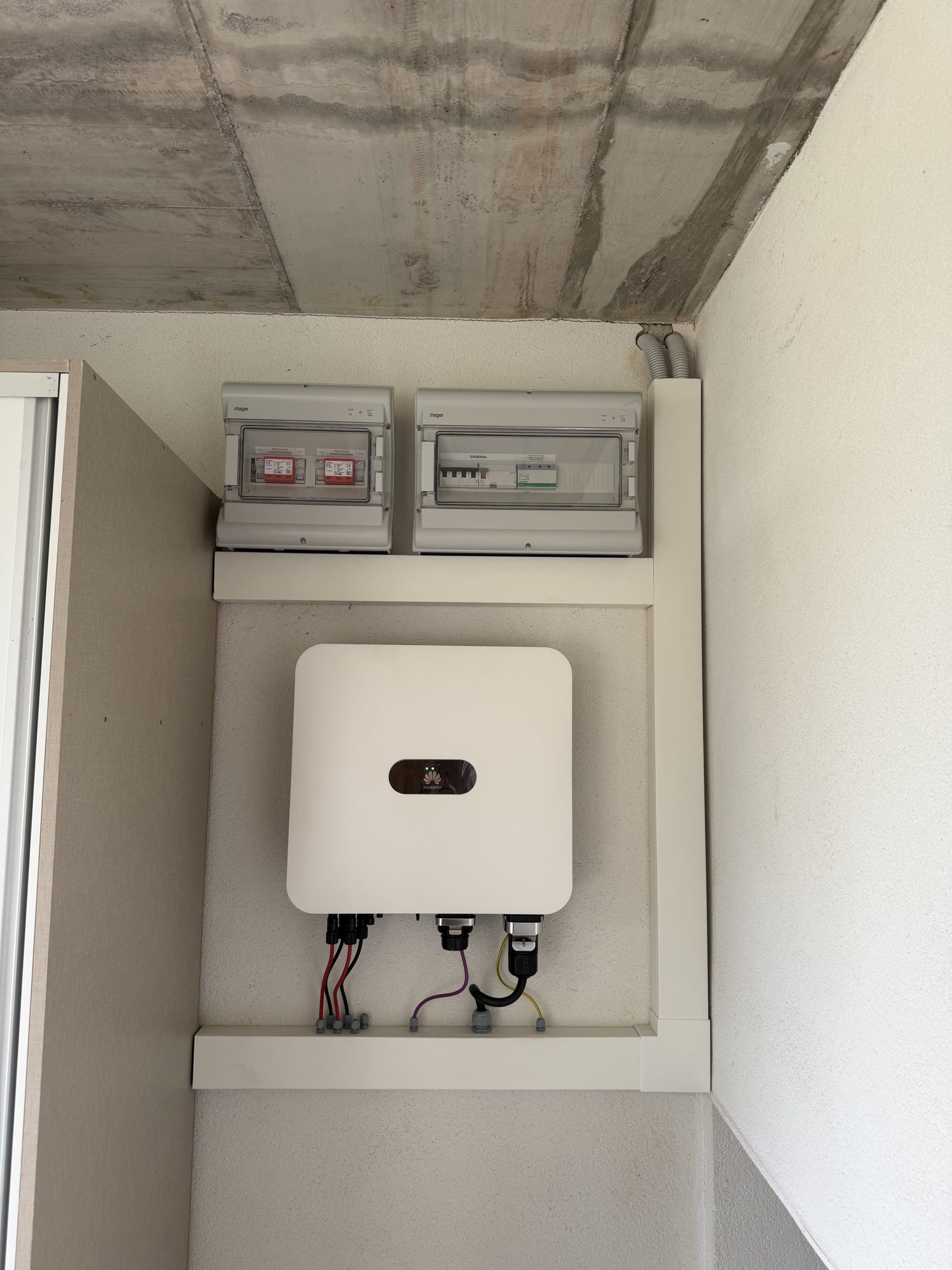 Inversor Huawei trifásico de 8 kW y cuadros eléctricos